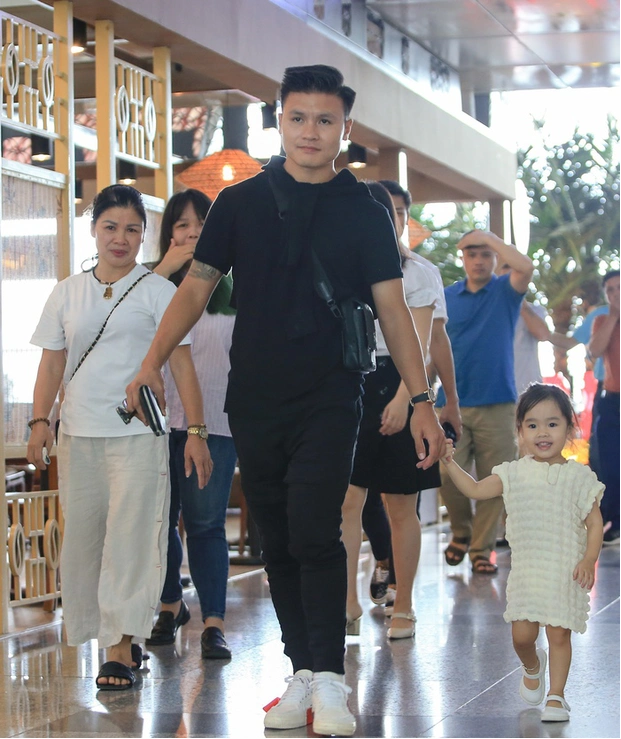 anh-quang-hai-ngai-ngung-noi-loi-biet-ly-voi-nguoi-yeu-giua-san-bay anh-quang-hai-ngai-ngung-noi-loi-biet-ly-voi-nguoi-yeu-giua-san-bay