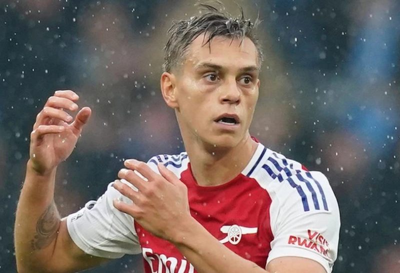 trossard-quan-bai-tay-cua-arsenal-truoc-them-dau-psg