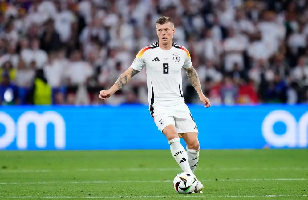 Toni Kroos thỉnh thoảng sử dụng trivela để điều tiết và thoát pressing trong không gian hẹp.